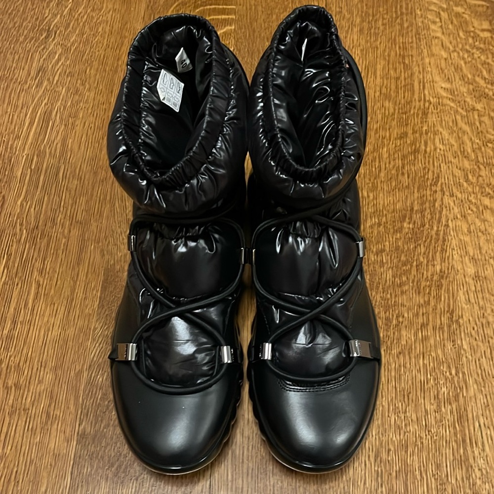 Moncler black puffer lace half snowboots